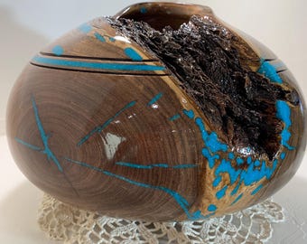 Ciotola in legno con bordo naturale e intarsio in turchese frantumato.