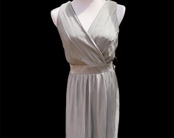 Timeless elegance Adrianna Papell pleated gray dress