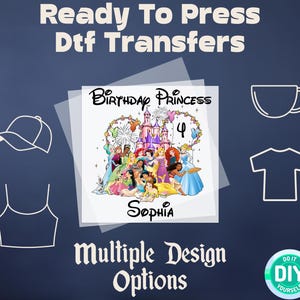 Pu&ograve; includere: Un foglio bianco stampabile con un design colorato di principesse Disney davanti a un castello rosa. Il testo "Birthday Princess 4 Sophia" &egrave; stampato sul foglio. Il foglio &egrave; progettato per essere utilizzato con una pressa a caldo per creare abbigliamento personalizzato.