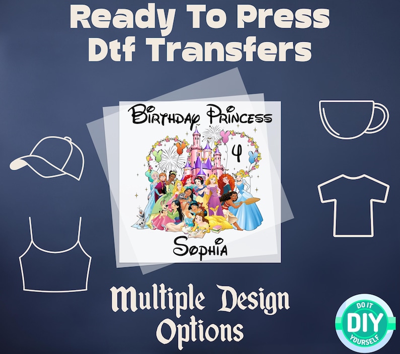 Pu&ograve; includere: Un foglio bianco stampabile con un design colorato di principesse Disney davanti a un castello rosa. Il testo "Birthday Princess 4 Sophia" &egrave; stampato sul foglio. Il foglio &egrave; progettato per essere utilizzato con una pressa a caldo per creare abbigliamento personalizzato.