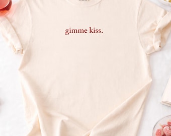 Gimme Kiss Quote Tee – Hockey Romance Tee | Bookish Quote Shirt | Sports Romance Reader Gift | Spicy Book Club Tee