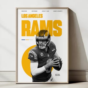 Puede incluir: Una foto en blanco y negro de un jugador de fútbol americano vistiendo un uniforme de los Los Angeles Rams. El jugador está sosteniendo un balón de fútbol y lleva un casco. El fondo es amarillo con las palabras "Los Angeles Rams" en letras grandes amarillas.