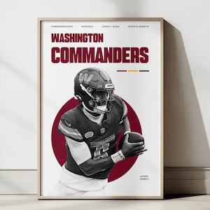 Puede incluir: Un póster con una foto en blanco y negro de un jugador de fútbol americano que lleva una camiseta y un casco de los Washington Commanders. El fondo es un círculo granate con el logotipo del equipo y las palabras "Washington Commanders" en texto blanco. El nombre del jugador, "Jayden Daniels", está impreso debajo de la foto.