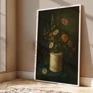 Puede incluir: Una impresi&oacute;n art&iacute;stica enmarcada que representa un bodeg&oacute;n floral. La obra muestra un ramo de flores coloridas, incluyendo margaritas y cosmos, en un jarr&oacute;n cil&iacute;ndrico. El jarr&oacute;n es de color beige claro, el fondo verde oscuro y el marco blanco.
