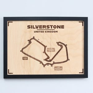 Gepersonaliseerde houten F1-trackprint 2025 – Monaco, Silverstone, Monza, Spa – Formule 1-muurkunst en motorsportracecadeau