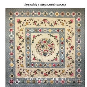 Puede incluir: Colcha Auntie Tess, 210 x 210 cm, inspirada en un estuche de polvos vintage. La colcha presenta un diseño floral central rodeado de bordes florales y patrones geométricos en colores suaves. El sitio web threadbear.com.au es visible.