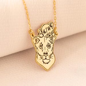Lion Mom and Baby Necklace, Lion King Family Necklace, Mother Daughter Necklace, Family Jewelry, Mother Son Pendant, Symbol Of Strength Love