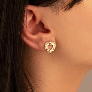 Sacred Heart Ohrstecker mit Kreuz, Muttertagsgeschenk, 14K Gold Plated 925er Silber Christian Studs, katholischer Glaube Schmuck, Milagro Studs