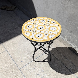 Table en mosaïque marocaine artisanale mauresque : table en carrelage de décoration de jardin pour terrasse extérieure