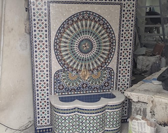 Fuente de agua de mosaico marroquí artesanal: gran decoración para patio y jardín.