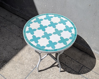 Ręcznie robiony stolik kawowy z mozaiki Zellige w kolorze zielono-białym: stolik z płytek ceramicznych w stylu marokańskim