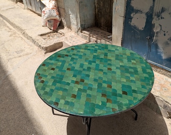 Zielony, ręcznie robiony, personalizowany stolik kawowy Zellige z mozaiką: marokański stolik z płytek ceramicznych