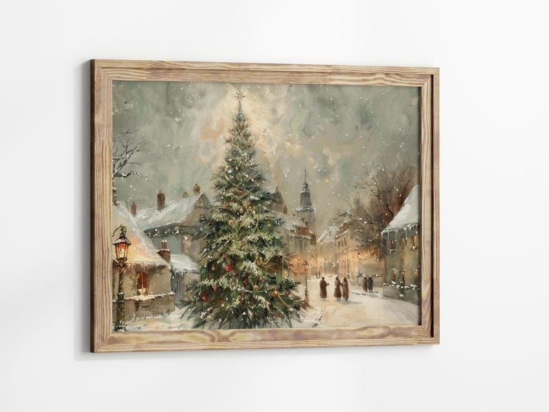 Peut inclure: Peinture de sc&egrave;ne de No&euml;l vintage encadr&eacute;e. Un grand sapin de No&euml;l d&eacute;cor&eacute; se dresse au centre d'une place de ville enneig&eacute;e. Des b&acirc;timents bordent la rue et des personnages marchent le long de la route. La peinture est dans un cadre en bois.