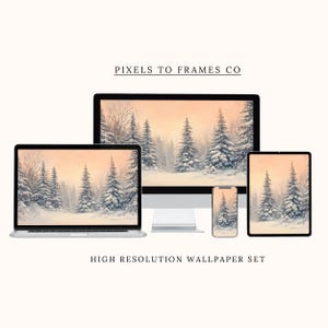 Op de afbeelding: Een digitale achtergrondenset weergegeven op een desktopmonitor, laptop, tablet en smartphone. De schermen tonen een besneeuwd boslandschap met naaldbomen onder een perzikkleurige lucht. Tekst PIXELS TO FRAMES CO en HIGH RESOLUTION WALLPAPER SET.