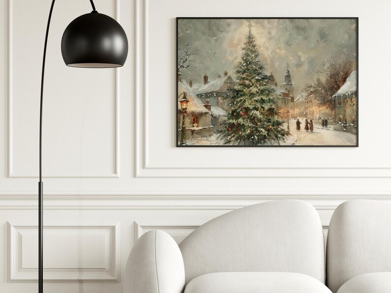 Peut inclure: Une peinture encadr&eacute;e d'un paysage hivernal repr&eacute;sente une place de ville enneig&eacute;e avec un sapin de No&euml;l d&eacute;cor&eacute;. L'&oelig;uvre pr&eacute;sente une palette de couleurs douces de blancs, de verts et de bruns, avec des personnages se promenant dans une rue enneig&eacute;e.