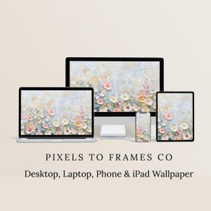 Pode incluir: Um conjunto de dispositivos digitais, incluindo um laptop, um monitor de desktop, um smartphone e um tablet, cada um exibindo um design de papel de parede floral. O papel de parede apresenta uma paleta de cores pastel com flores rosa, amarelas e azuis. O texto na imagem diz "PIXELS TO FRAMES CO" e "Desktop, Laptop, Phone & iPad Wallpaper."