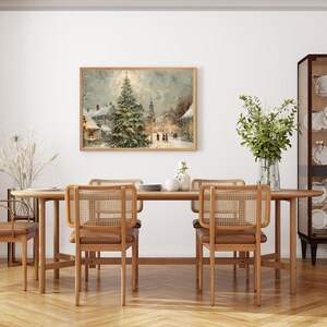 Peut inclure: Une salle &agrave; manger avec une table et des chaises en bois avec des dossiers en osier. Une peinture encadr&eacute;e d'un paysage d'hiver est accroch&eacute;e au-dessus de la table. Une vitrine en verre expose de la vaisselle et un vase de verdure ajoute une touche naturelle.