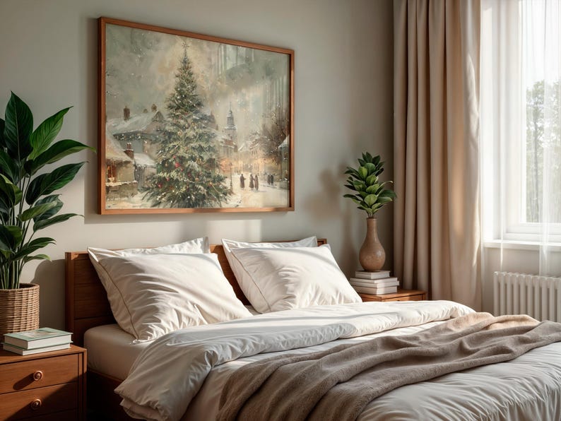 Peut inclure: Une peinture &agrave; l'aquarelle encadr&eacute;e d'une sc&egrave;ne de No&euml;l enneig&eacute;e est accroch&eacute;e au-dessus d'un lit avec une literie blanche et une couverture marron. Une plante en pot et une table de chevet avec des livres sont &agrave; gauche. Des rideaux beiges et une fen&ecirc;tre sont &agrave; droite.