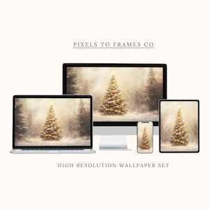 Puede incluir: Un conjunto de fondos de pantalla digitales en un monitor de escritorio, portátil, tableta y teléfono inteligente. Las pantallas muestran un bosque nevado con un árbol de Navidad iluminado. Texto: PIXELS TO FRAMES CO y HIGH RESOLUTION WALLPAPER SET.