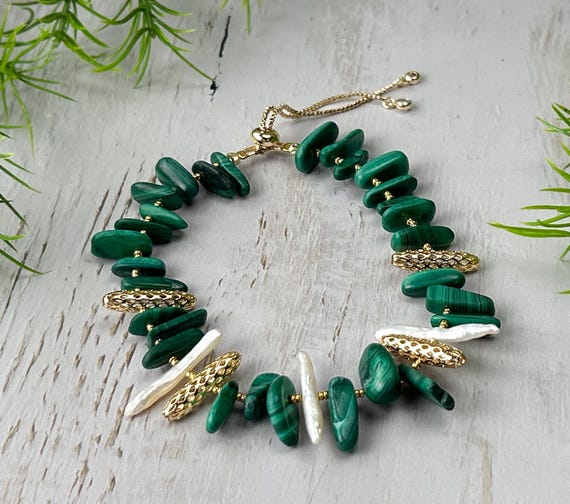 Bracelet with malachite and pearls