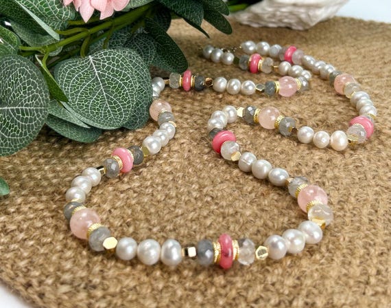 Pearl beaded necklace with pink gemstones