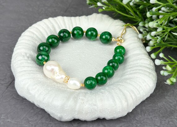 Green chalcedony bracelet with  baroque pearl
