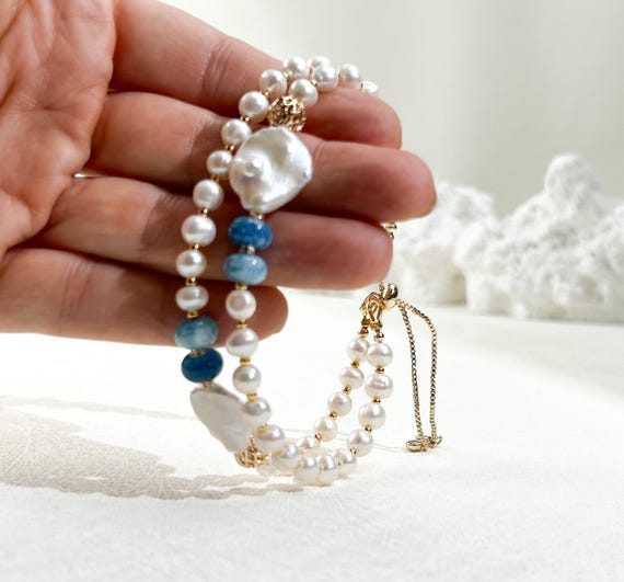 Delicate bracelet with pearls and blue gemstones
