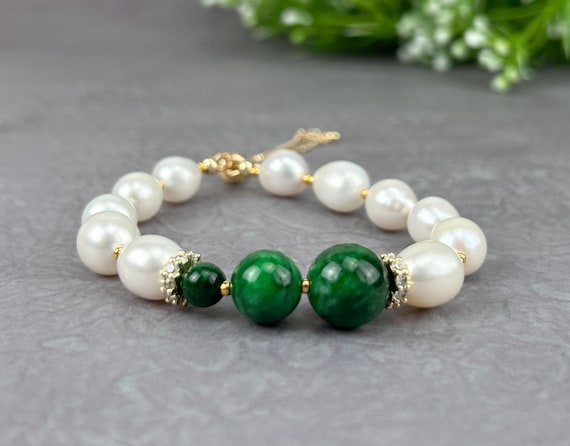 Green bracelet with pearls and chalcedony gemstones