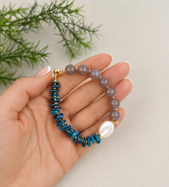 Grey agate, irregular pearl and apatite accent bracelet