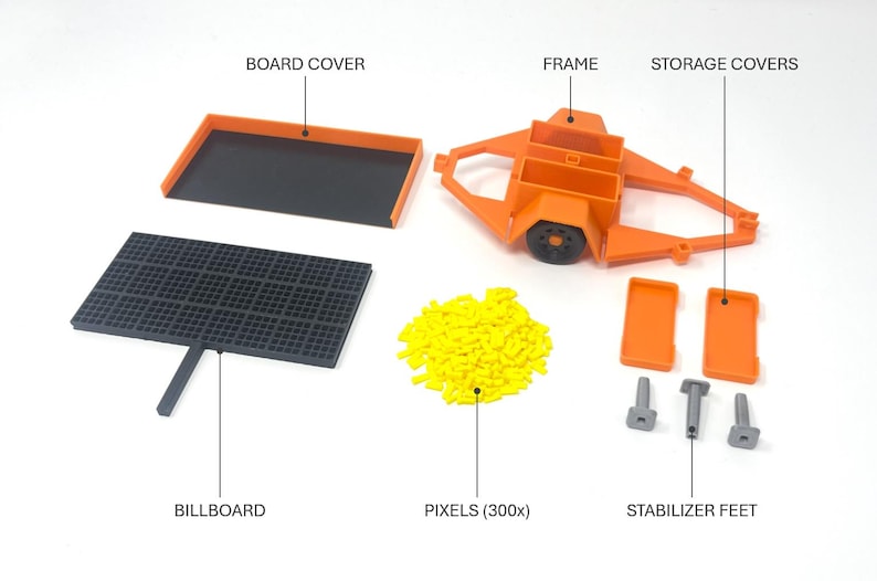 Pu&ograve; includere: Vista esplosa di un kit di modelli con vari componenti. Include un telaio arancione, un cartellone nero, un coperchio della tavola, coperture di stoccaggio, piedini stabilizzatori e pixel gialli. I componenti sono etichettati.