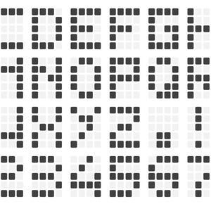 Pu&ograve; includere: Un set completo di alfabeto e numeri, reso in uno stile pixelato. Ogni lettera e numero &egrave; formato da piccoli quadrati grigio scuro su uno sfondo grigio chiaro, creando un'estetica digitale o retr&ograve;. Include la punteggiatura.