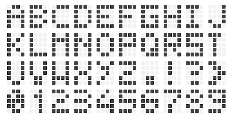 Pu&ograve; includere: Un set completo di alfabeto e numeri, reso in uno stile pixelato. Ogni lettera e numero &egrave; formato da piccoli quadrati grigio scuro su uno sfondo grigio chiaro, creando un'estetica digitale o retr&ograve;. Include la punteggiatura.