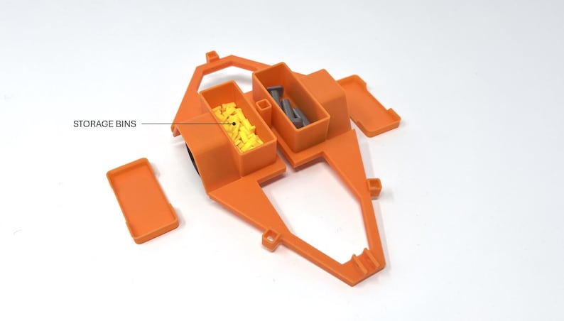 Pu&ograve; includere: Un organizer portaoggetti in plastica arancione con due scomparti, ciascuno con un coperchio. Uno scomparto contiene oggetti gialli, l'altro oggetti grigi. Il testo "STORAGE BINS" &egrave; visibile.
