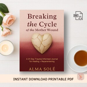 Puede incluir: Portada de libro con el título "Breaking the Cycle of the Mother Wound" y una ilustración de corazón. La portada es un degradado de rosa y burdeos. El libro es un diario de 31 días informado sobre el trauma para la curación y la reparentalización. Una taza de té y una vela también están en la imagen.