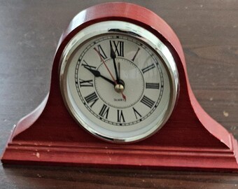 Mini reloj de repisa de madera