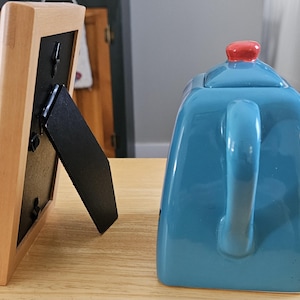 Pañuelo vintage bordado de Mickey Mouse con marco de madera, aplique de globo y tetera. imagen 5