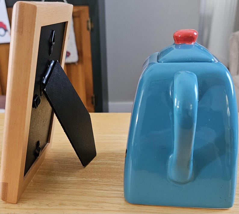 Pañuelo vintage bordado de Mickey Mouse con marco de madera, aplique de globo y tetera. imagen 5