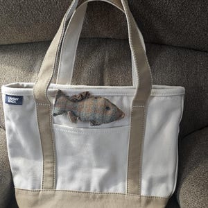 Bolso Tote Mediano Aumentado Natural/Café con Leche Con un Pez en el Exterior y un Gato en el Interior Nuevo