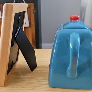 Pañuelo vintage bordado de Mickey Mouse con marco de madera, aplique de globo y tetera. imagen 3