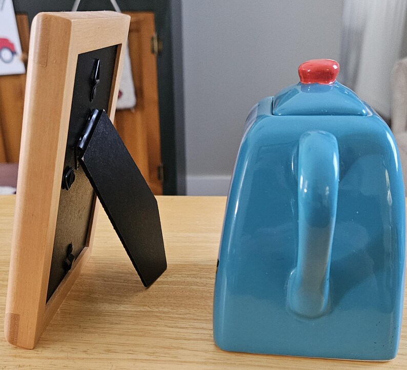 Pañuelo vintage bordado de Mickey Mouse con marco de madera, aplique de globo y tetera. imagen 3