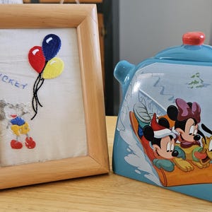 Pañuelo vintage bordado de Mickey Mouse con marco de madera, aplique de globo y tetera. imagen 1