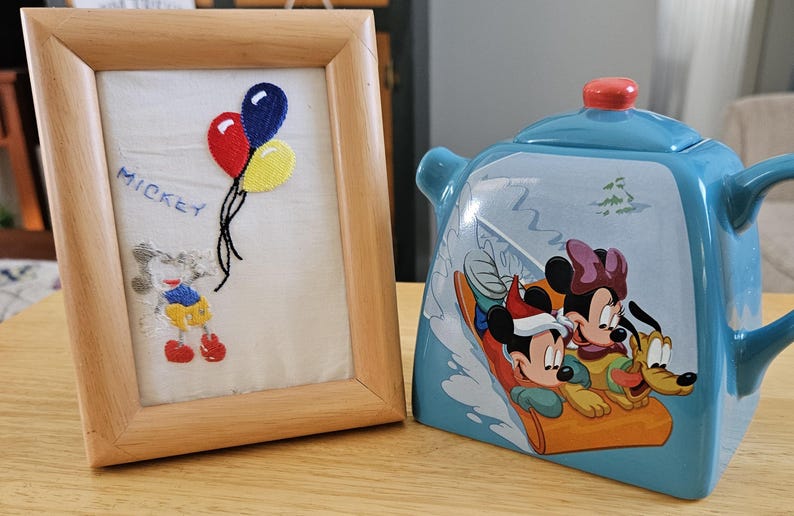 Pañuelo vintage bordado de Mickey Mouse con marco de madera, aplique de globo y tetera. imagen 1