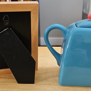 Pañuelo vintage bordado de Mickey Mouse con marco de madera, aplique de globo y tetera. imagen 4