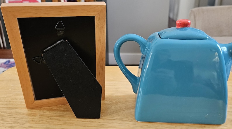 Pañuelo vintage bordado de Mickey Mouse con marco de madera, aplique de globo y tetera. imagen 4