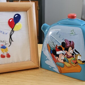 Pañuelo vintage bordado de Mickey Mouse con marco de madera, aplique de globo y tetera. imagen 2