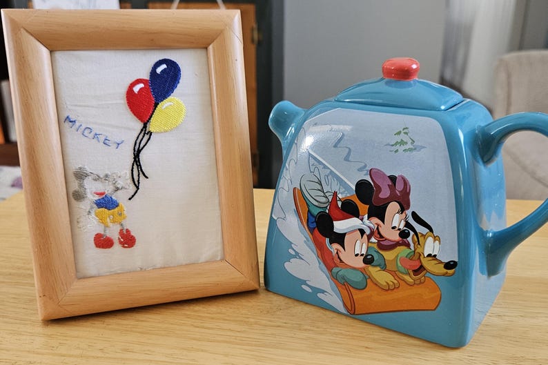 Pañuelo vintage bordado de Mickey Mouse con marco de madera, aplique de globo y tetera. imagen 2
