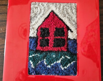 Estantería con gancho hecha a mano: Casa roja enmarcada