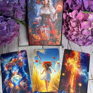 Może przedstawiać: Talia kart tarota zatytułowana "Tarot Web of Destiny" z trzema kartami. Karty przedstawiają kolorowe ilustracje kobiety, biegnącej dziewczyny i gwiazd. Pudełko talii przedstawia wiedźmę.