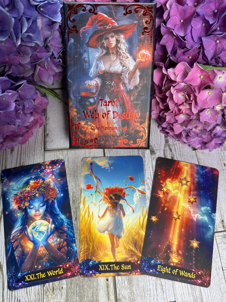 Może przedstawiać: Talia kart tarota zatytułowana "Tarot Web of Destiny" z trzema kartami. Karty przedstawiają kolorowe ilustracje kobiety, biegnącej dziewczyny i gwiazd. Pudełko talii przedstawia wiedźmę.