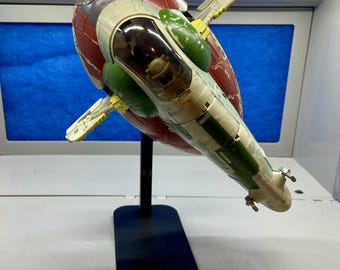Star Wars Micro Galaxy Squadron – Vaisseau De Boba Fett (Ep 5) – 17,8 Cm Avec Stand De Vol – 3 Micro Figurines De 2,5 Cm – Ailes Mobiles Et Détails Authentiques